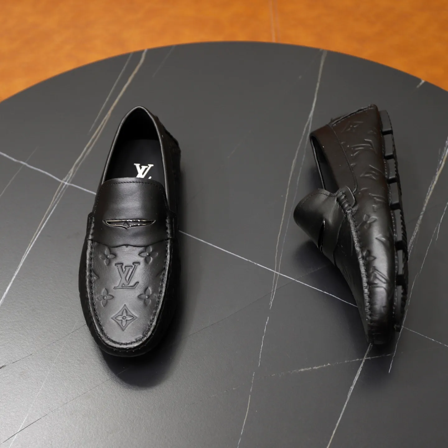 Ex-factory price: 480💰【LV】Louis Vuitton ⚠️High-end men’s driving and pedal series ⚠️38-44 (customized for 45) ⚠️All original cowhide leather! Thick and soft! Made entirely of calfskin lining! Rubber sheet anti-slip beanie sole! Three-dimensional package technology! Fashionable and classic! Handicrafts! Original high quality! Feel free to compare!